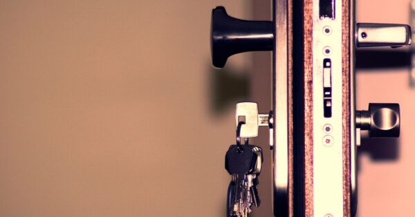 Türschloss mit eingestecktem Schlüssel an einer geöffneten Tür