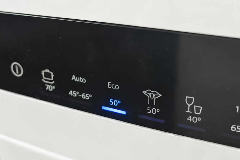 Nahaufnahme des Displays einer modernen Spülmaschine, bei dem das "Eco"-Programm mit einer leuchtend blauen LED bei 50 Grad Celsius ausgewählt ist.