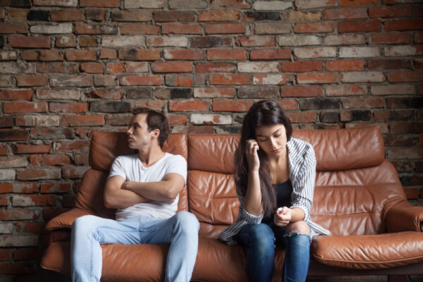 Einsamkeit in der Beziehung zeigt sich durch Distanz auf dem Sofa
