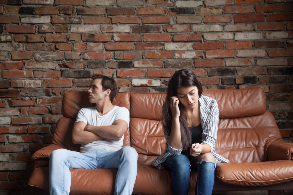 Einsamkeit in der Beziehung zeigt sich durch Distanz auf dem Sofa