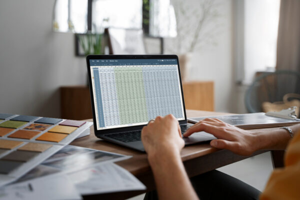 Person sitzt vor einer riesigen Excel-Tabelle als Symbolbild für den Ratgeber: Excel Spalten einklappen