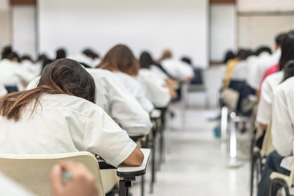 Schüler schreiben eine Abiturprüfung