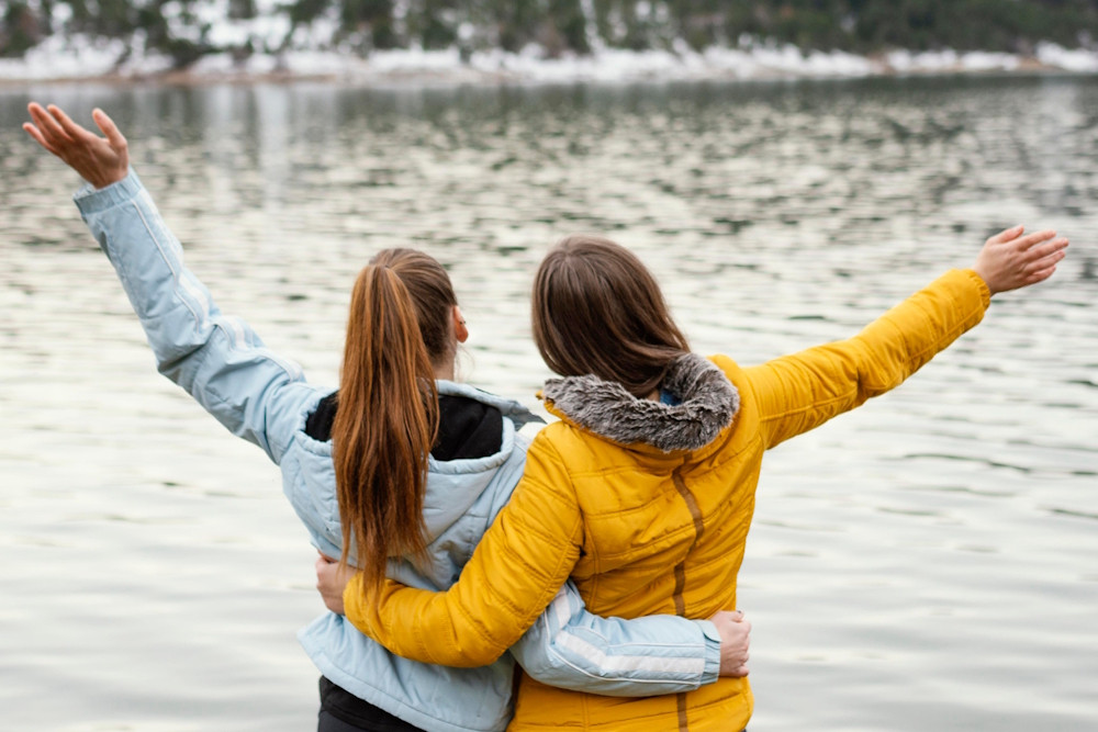Zwei Freundinnen am See, die Freundschaft auch ohne ständigen Kontakt pflegen