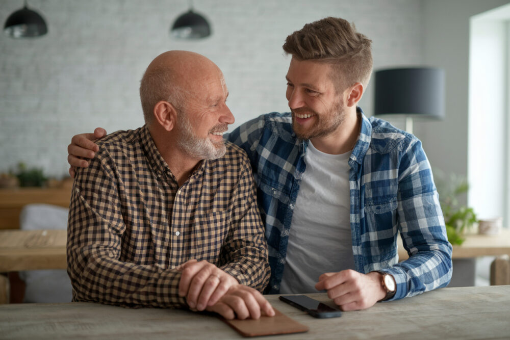 Vater und Sohn im Gespräch, symbolisch für das Thema: Wenn Eltern alt werden.