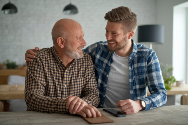 Vater und Sohn im Gespräch, symbolisch für das Thema: Wenn Eltern alt werden.