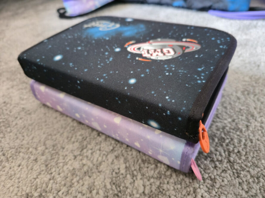 Geschlossenes Federmäppchen aus den Sets von GMT WALL und GMT LIGHT mit identischer Form und Reißverschluss