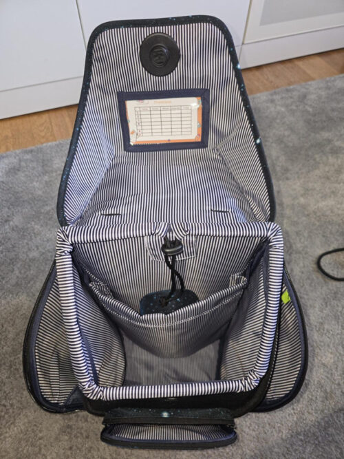 Innenleben vom GMT WALL und GMT LIGHT im Vergleich: GMT WALL geöffnet mit gestreiftem Innenfutter und Fächern