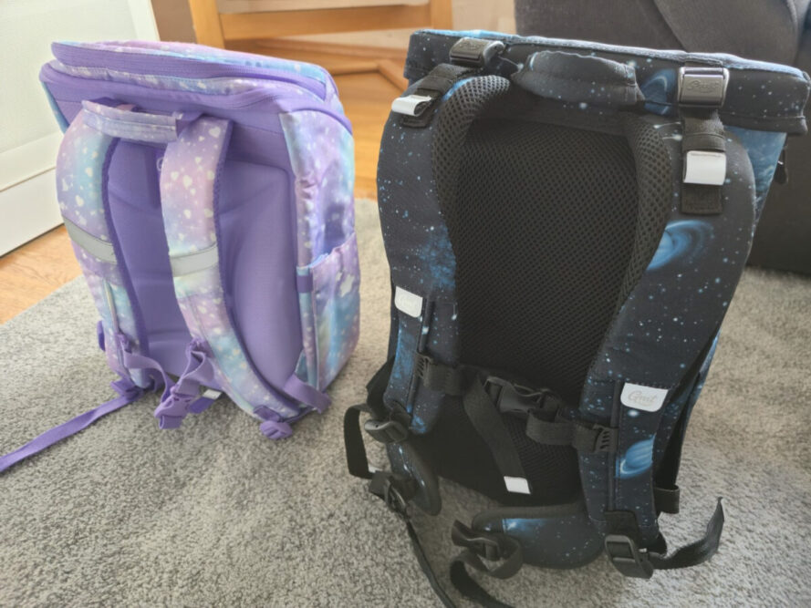 GMT WALL und GMT LIGHT Schulranzen nebeneinander von hinten – Vergleich der Tragesysteme mit Beckengurt (WALL) und ohne (LIGHT)