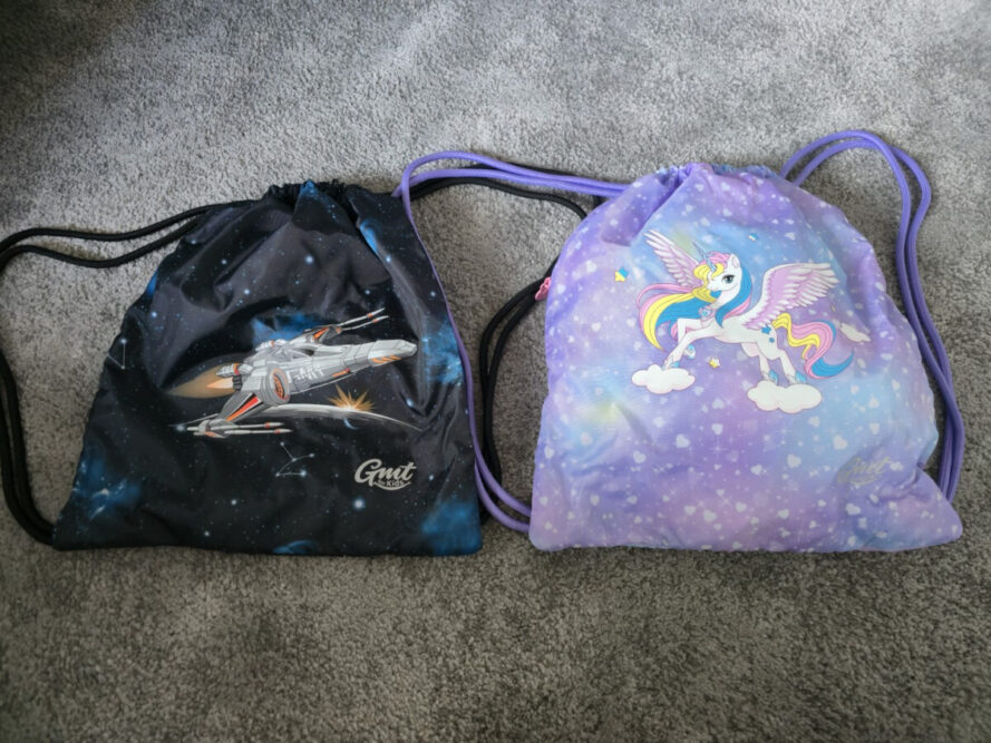 Turnbeutel von GMT WALL und GMT LIGHT nebeneinander – beide schlicht, funktional und in gleicher Qualität