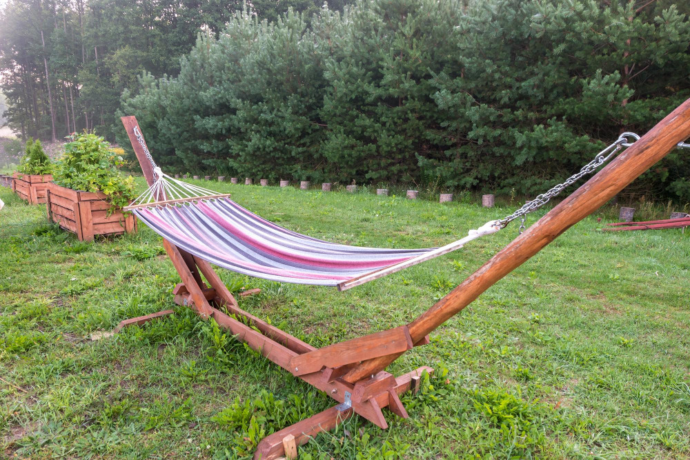 Hängematte ohne Bäume mit Holzgestell im Garten