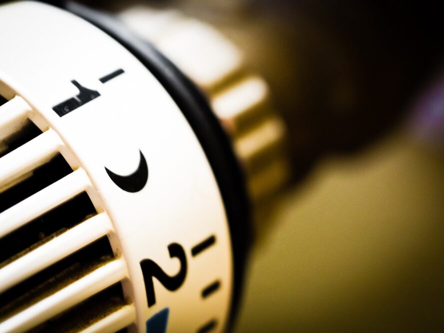 Nahaufnahme eines Heizkörperthermostats mit eingestellter Heizstufe
