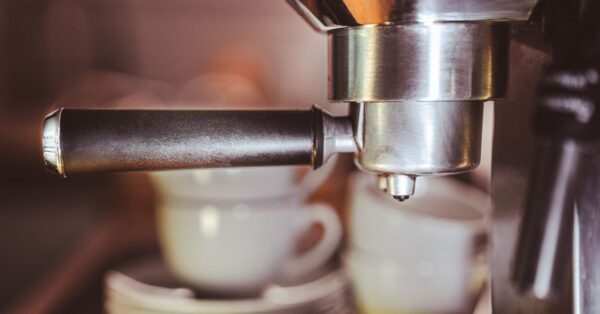 Kaffeevollautomat mit Auslauf und Tasse