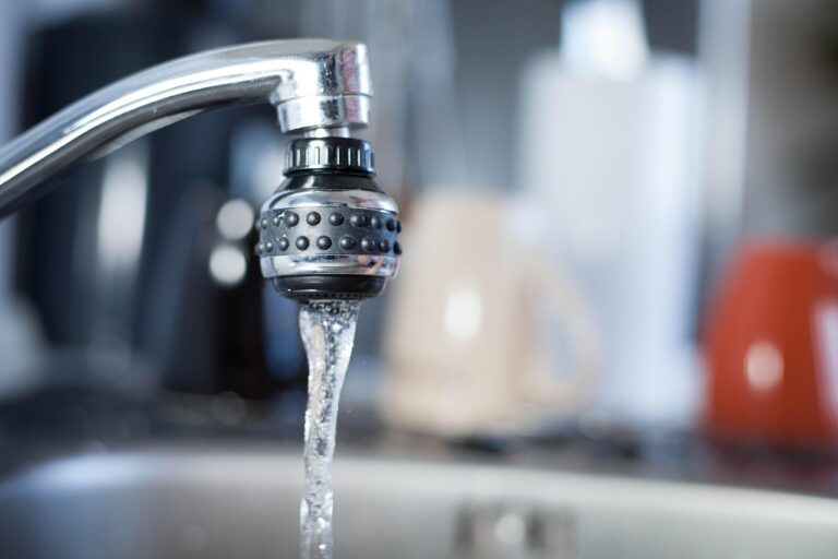 Fließendes Leitungswasser aus einem Küchenwasserhahn