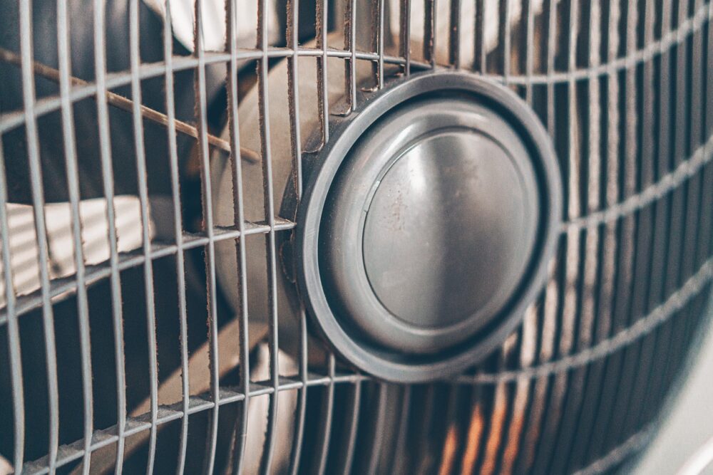 Nahaufnahme eines Ventilators mit Schutzgitter – kann ein Ventilator brennen oder überhitzen?