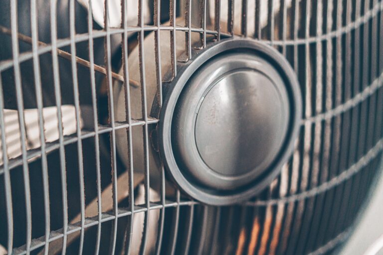 Nahaufnahme eines Ventilators mit Schutzgitter – kann ein Ventilator brennen oder überhitzen?