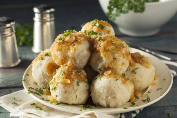 Hausgemachte Knödel in herzhafter Soße als Symbolbild für Ratgeber: Knödel selber machen