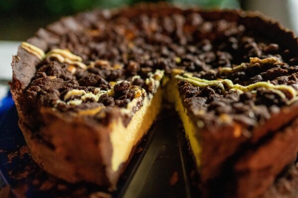 Angeschnittener Kuchen mit weicher Mitte