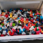 Große Kiste mit bunten LEGO-Steinen in verschiedenen Formen und Farben