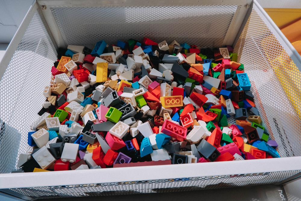 Große Kiste mit bunten LEGO-Steinen in verschiedenen Formen und Farben