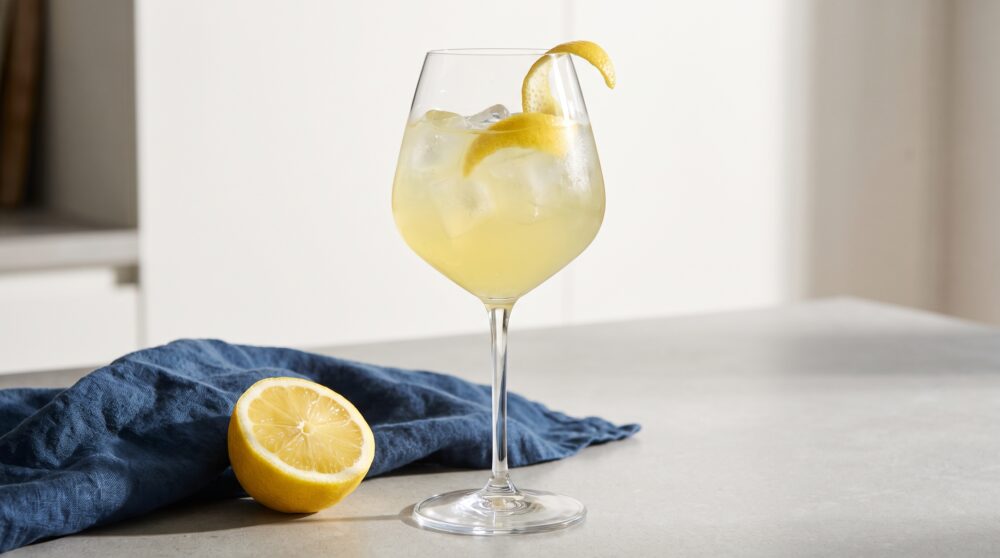 limoncello spritz rezept in einer natürlichen Alltagsszene