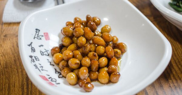 Schale mit Natto aus fermentierten Sojabohnen auf einem Tisch