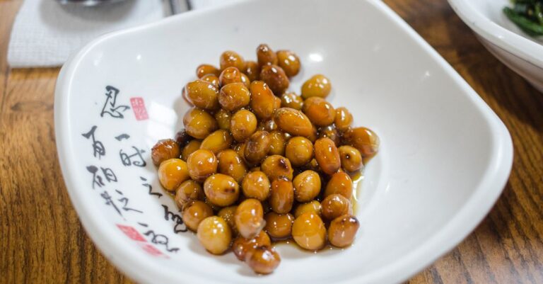 Schale mit Natto aus fermentierten Sojabohnen auf einem Tisch