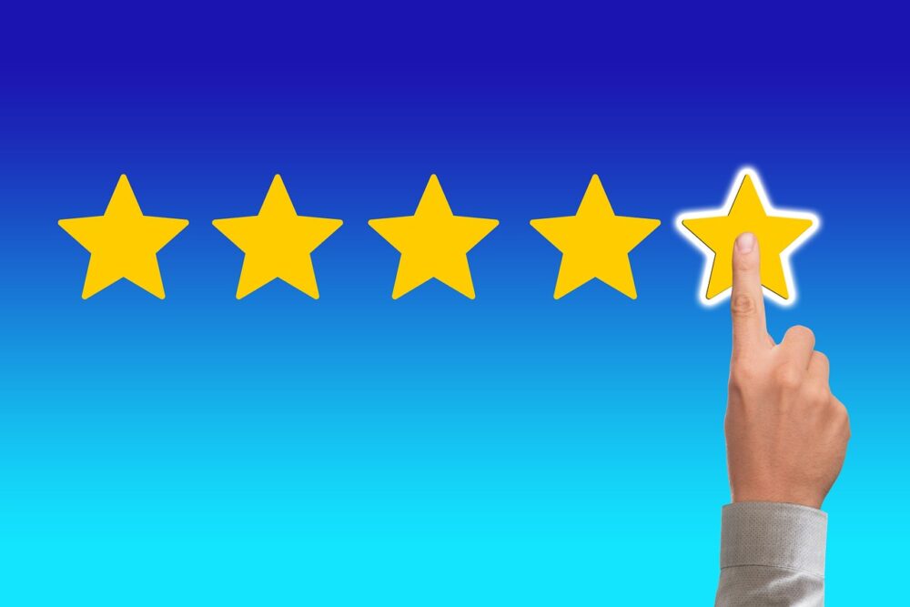Hand bewertet fünf Sterne bei einer Online-Bewertung