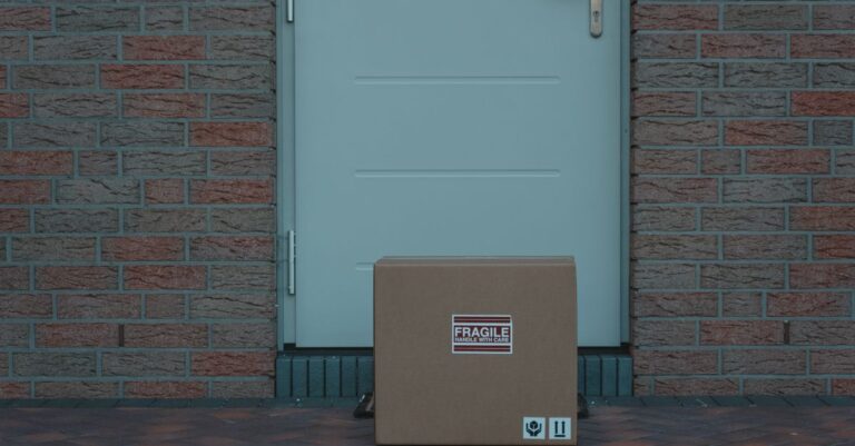 Paket vor einer Haustür zwischen Backsteinwänden