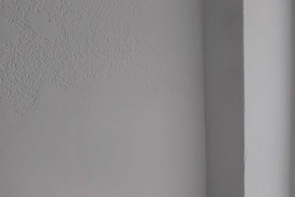Ein Versuch Raufaserputz zu glätten.
