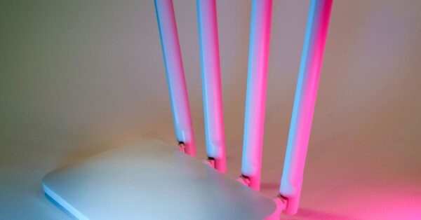 WLAN-Router mit beleuchteten Antennen in einem dunklen Raum
