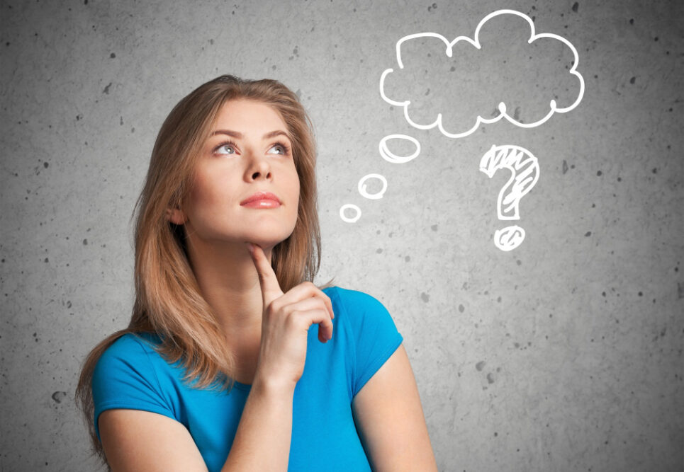 Eine junge Frau blickt nachdenklich nach oben, während neben ihr eine Denkblase mit einem Fragezeichen schwebt, was das Nachdenken über eine schwere Entscheidung symbolisiert.