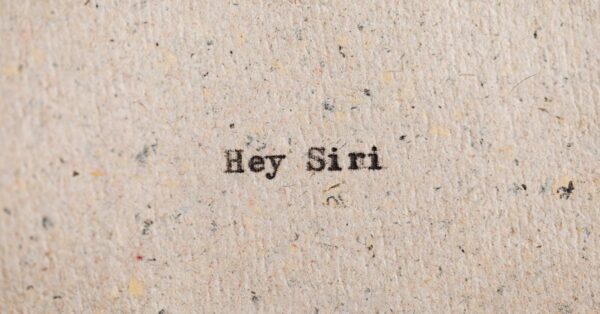 Schriftzug „Hey Siri“ auf hellem Papier als Symbolbild für Siri-Kurzbefehle