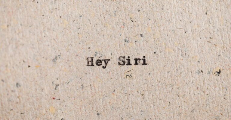 Schriftzug „Hey Siri“ auf hellem Papier als Symbolbild für Siri-Kurzbefehle