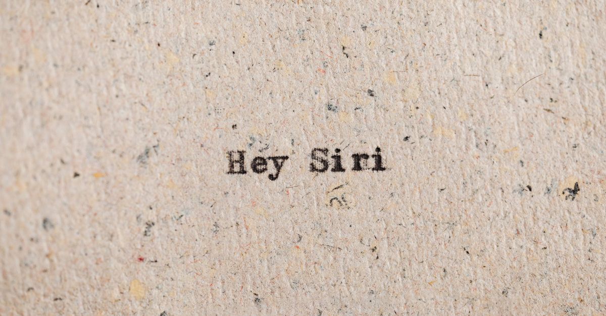 Schriftzug „Hey Siri“ auf hellem Papier als Symbolbild für Siri-Kurzbefehle