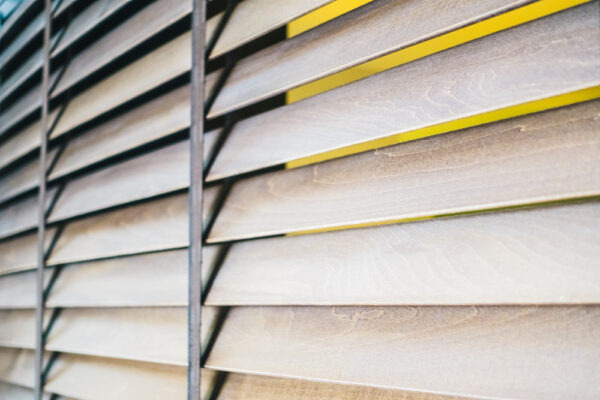 Smarte Rollläden und Raffstores als Sonnenschutz am Fenster nachrüsten