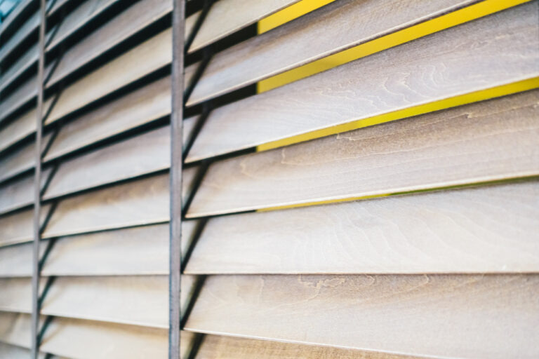 Smarte Rollläden und Raffstores als Sonnenschutz am Fenster nachrüsten
