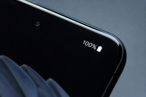 Nahaufnahme eines Smartphones mit Akkuanzeige bei 100 Prozent