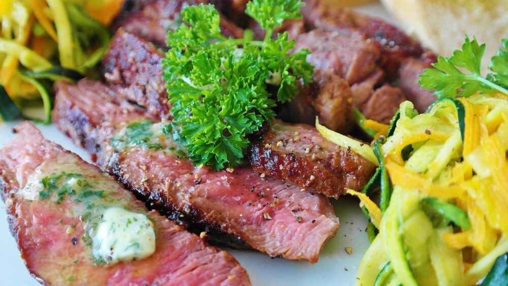 Gebratenes Steak mit Beilagen auf einem Teller