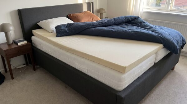 Topper rutscht jede Nacht vom Bett – Topper rutscht in einer natürlichen Alltagsszene