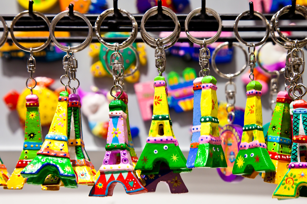 Bunte Eiffelturm-Schlüsselanhänger aus Kunststoff an einem Souvenirstand