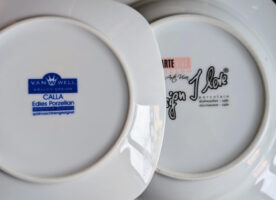 Unterseiten zweier Porzellanteller mit Herstelleraufdruck; Beispiel für spülmaschinengeeignet vs. spülmaschinenfest.