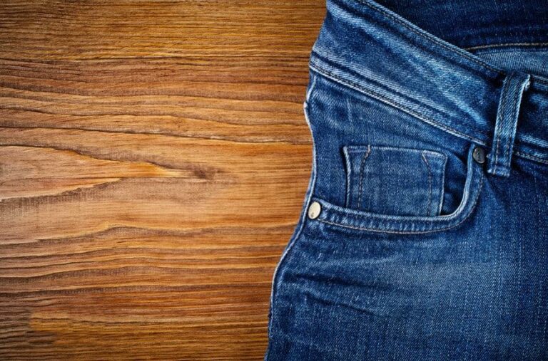 Eine Jeans in der sich Hip Dips abzeichnen