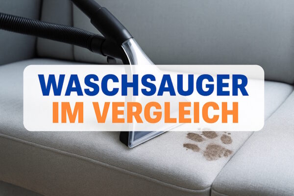 Waschsauger reinigt helle Couch mit Pfotenabdruck, darüber Schriftzug „Waschsauger im Vergleich“.