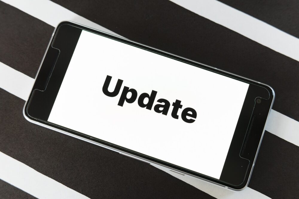 Smartphone mit dem Hinweis „Update“ auf dem Display