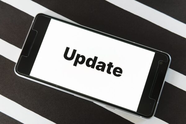 Smartphone mit dem Hinweis „Update“ auf dem Display