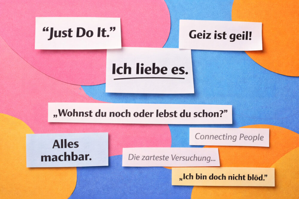 Featurebild mit bekannten Werbesprüchen auf bunten Zetteln für ein Marken-Quiz