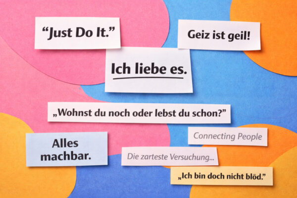 Featurebild mit bekannten Werbesprüchen auf bunten Zetteln für ein Marken-Quiz