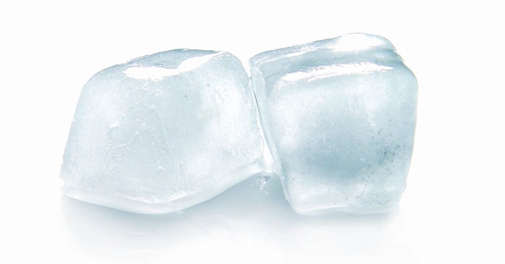 Zwei leicht angetaute Eiswürfel auf hellem Untergrund