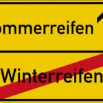 Schild mit den Aufschriften „Sommerreifen“ und durchgestrichenem „Winterreifen“
