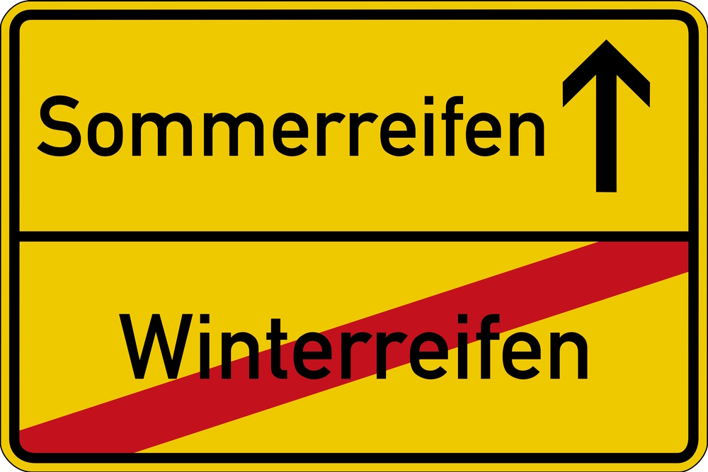 Schild mit den Aufschriften „Sommerreifen“ und durchgestrichenem „Winterreifen“